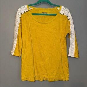 EUC Anthropologie Little Yellow Button Crochet 3/4 Sleeve Tee Shirt Size Small